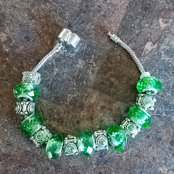 Green Gemstone Charm bracelet - Picture 4 of 4